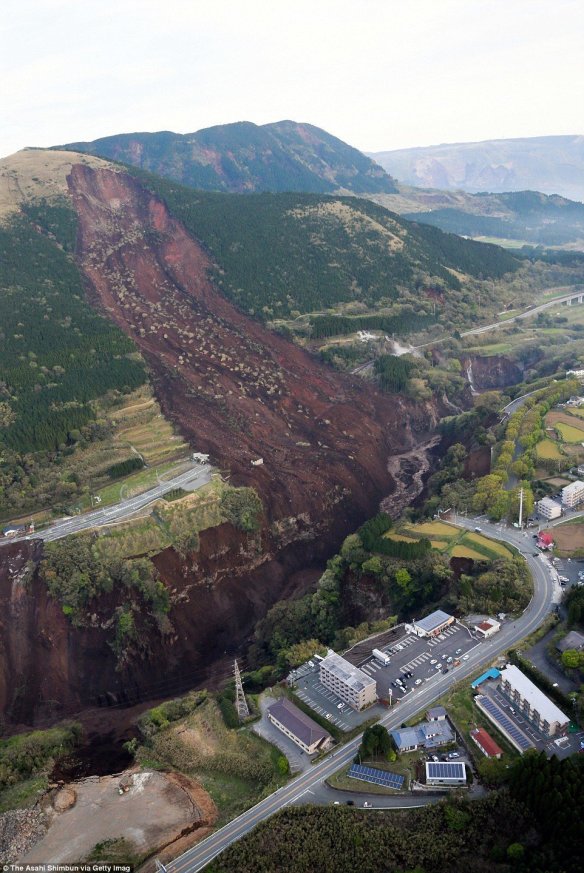 Japan_landslide333B17E900000578_3542347_image